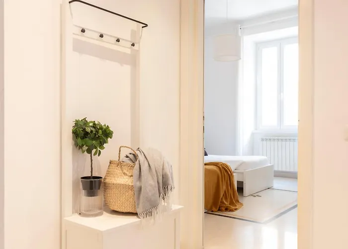 The Rent - Sunny Three-bedroom Near Ottaviano Metro Stop *
