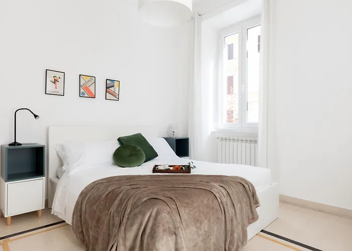 The Rent - Sunny Three-bedroom Near Ottaviano Metro Stop Rome