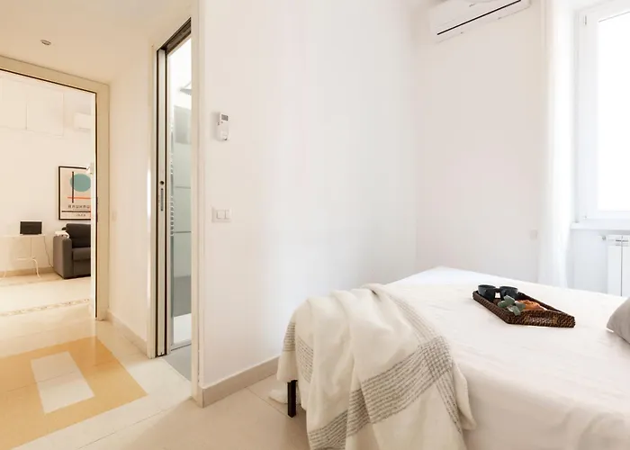 The Rent - Sunny Three-bedroom Near Ottaviano Metro Stop *