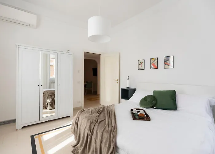 The Rent - Sunny Three-bedroom Near Ottaviano Metro Stop Rome