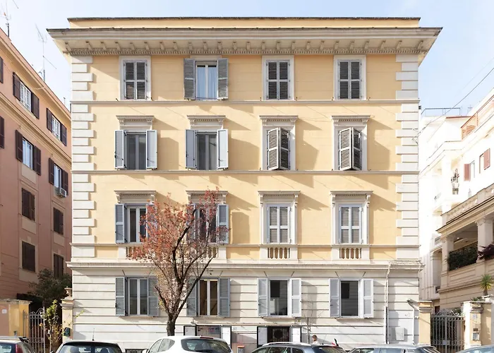 The Rent - Sunny Three-bedroom Near Ottaviano Metro Stop *