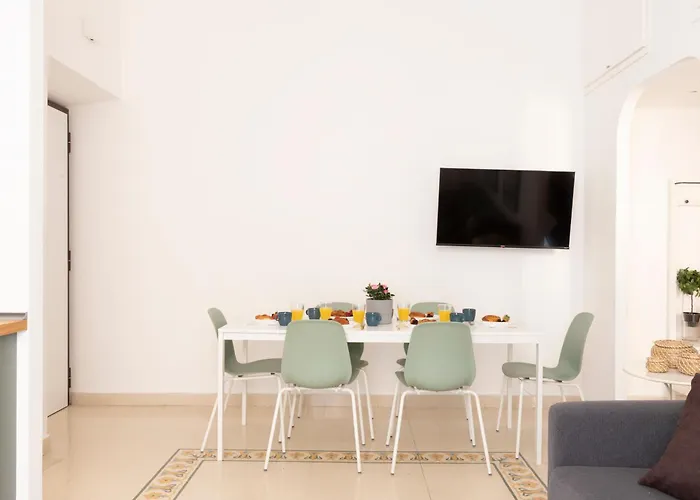 The Rent - Sunny Three-bedroom Near Ottaviano Metro Stop
