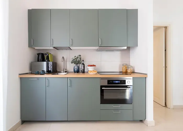The Rent - Sunny Three-bedroom Near Ottaviano Metro Stop Appartement